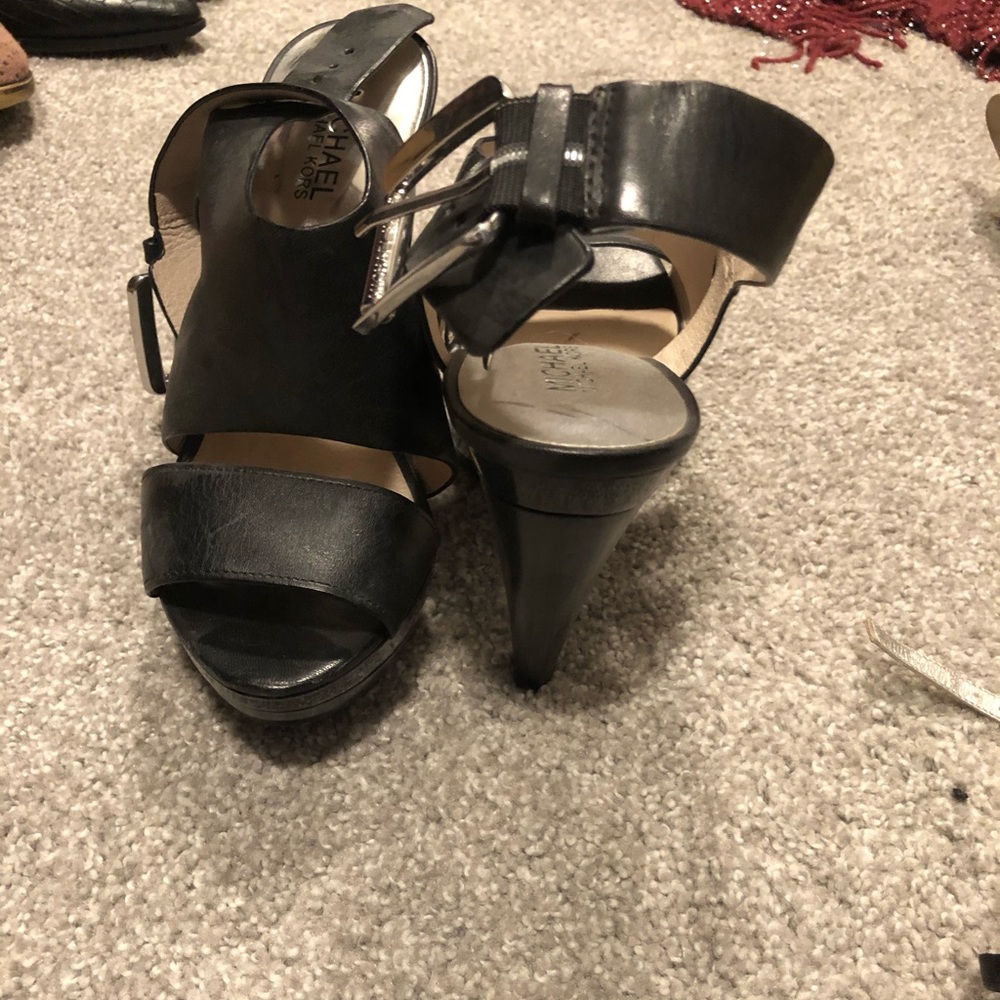 Cage heel